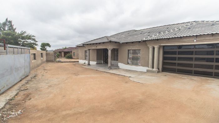 House for Sale in Moletji: Spacious 3-bed, 2-bath on 2000m², no rates.