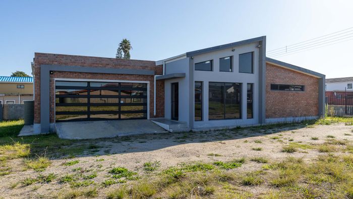 For Sale: House in Delvillepark with 3 bedrooms, secure complex, open-plan living.