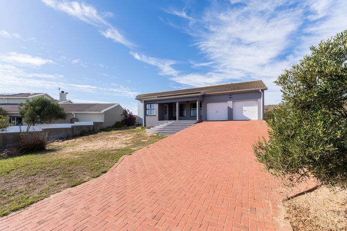 Country Club House For Sale: 3 beds, lagoon views, open-plan living, 3 parking.