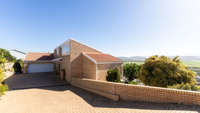 For Sale: Spacious 3-Bedroom House in Fraaiuitsig with Dual Living Potential and Views.