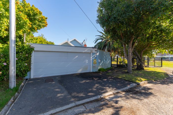 Plumstead House For Sale: 4 bedrooms, pool, entertainment area, and extra land access.
