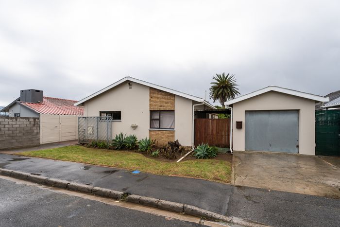 House for Sale in Rome: 3 bedrooms, indoor braai room, ample parking, spacious yard.