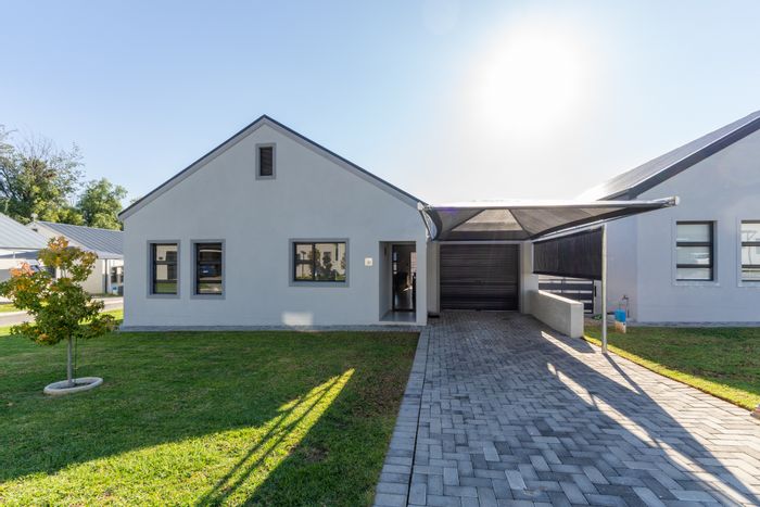 Oudtshoorn Central House For Sale: 3 Bedrooms, patio, garage, secure estate.