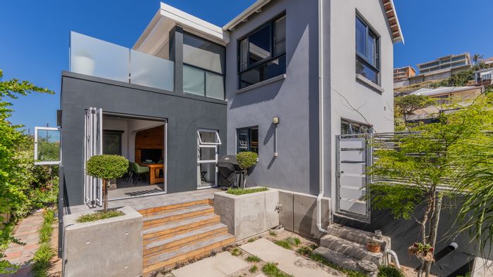 Linkside House For Sale: Sea views, indoor braai room, solar power, double garage.