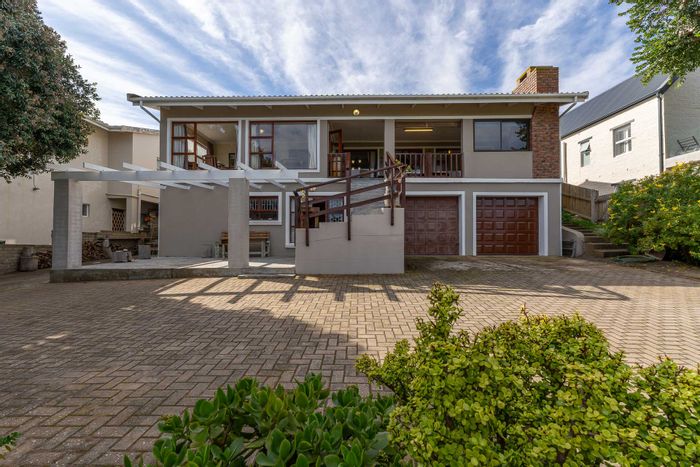 For Sale: House in Stilbaai Oos with river views, flat, and spacious garage.