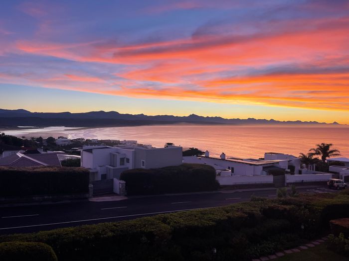 Top floor apartment in Plettenberg Bay Central with ocean views and pool access. For Sale.