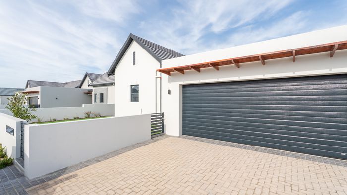 House for Sale in Sitari Country Estate: 3 beds, 3 baths, low-maintenance garden.