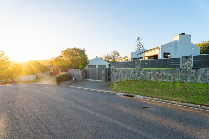 Die Wingerd House For Sale: 3 beds, braai room, spacious yard, near schools.