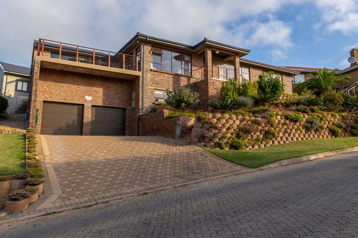 Rensburg Estate House For Sale: 3 bedrooms, balcony, garage, garden, scenic views.