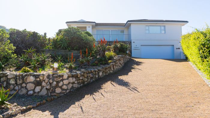 Yzerfontein Central House For Sale: Ocean views, spacious layout, and outdoor entertaining.