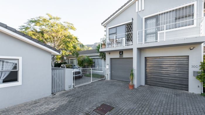 Duplex house in Paarl Central East, 3 bedrooms, pet-friendly, secure access. To Rent.