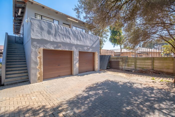 2-Bedroom House To Rent in Witpoortjie with private bathroom and parking.