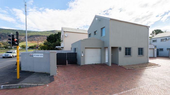 Three-bedroom duplex house to rent in Paarl North, pet-friendly with garage.