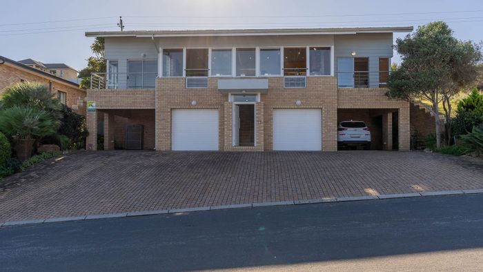 Pienaarstrand House For Sale: Ocean views, spacious living, and versatile garage options.