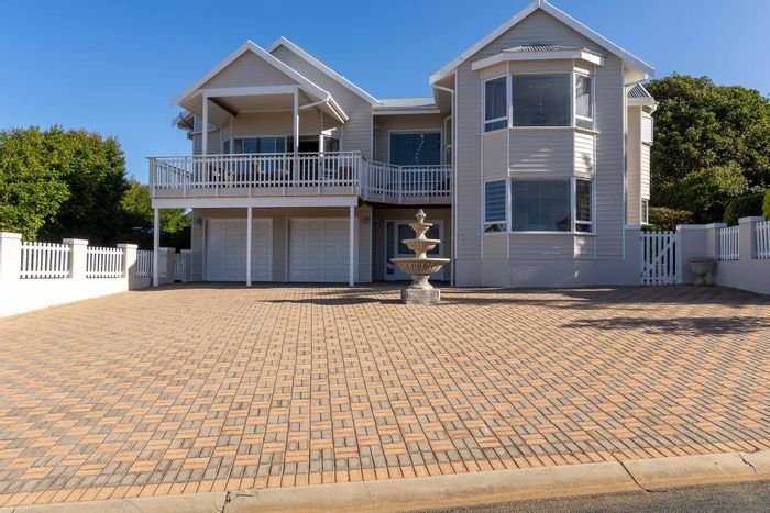 Spacious 5-bedroom house in Outeniqua Strand with flat, ocean views, and solar system.