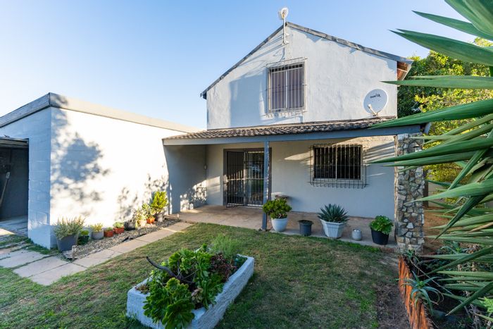 Guldenland House For Sale: Spacious stand, garage, and renovation potential await!