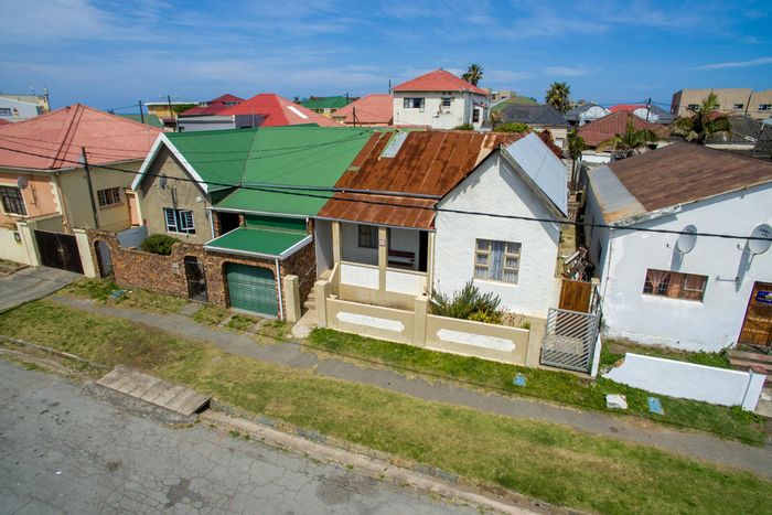 For Sale: 4-bedroom house in Quigney, close to beach and amenities.