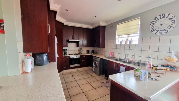 Lambton Apartment For Sale: 1 Bed, patio, spacious lounge, covered parking.