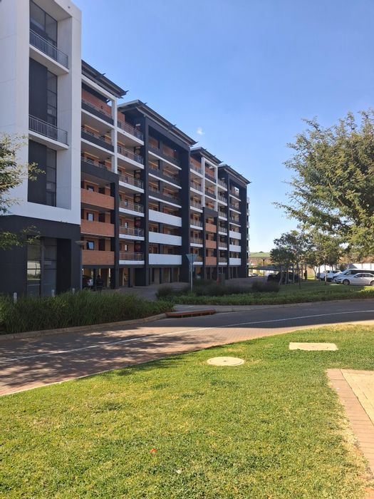 Highveld Apartment To Rent: 3 Bedrooms, pool, gym, patio, first month 50% off!