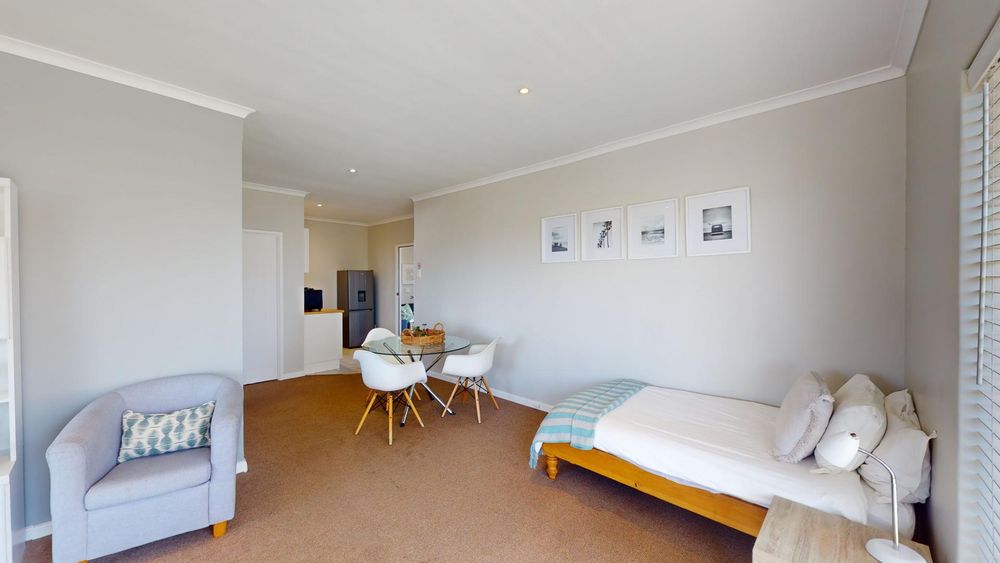 Guest room 8a family area