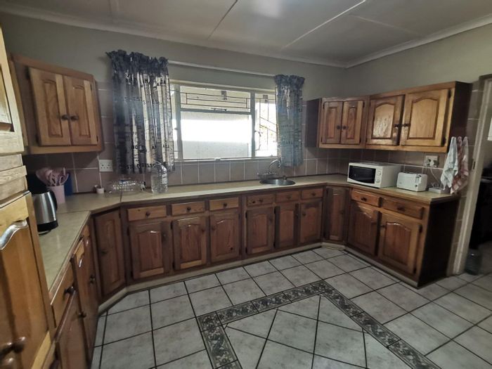 Spacious 3-bedroom house with pool, garden, and entertainment area in Senekal Central. For Sale.