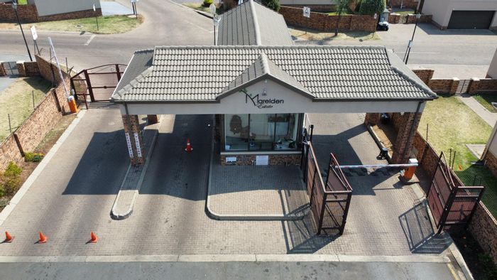 Marelden Townhouse To Rent: 3 bedrooms, 2 bathrooms, security estate, landscaped garden.