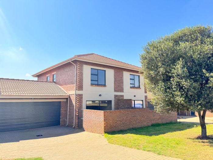 For Sale: Townhouse in Jackaroo Park with 3 bedrooms, garage, and solar system.