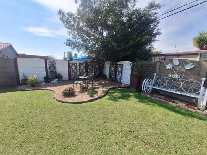 For Sale: House in Vanderbijlpark SE 1 with 3 bedrooms, garage, and garden.