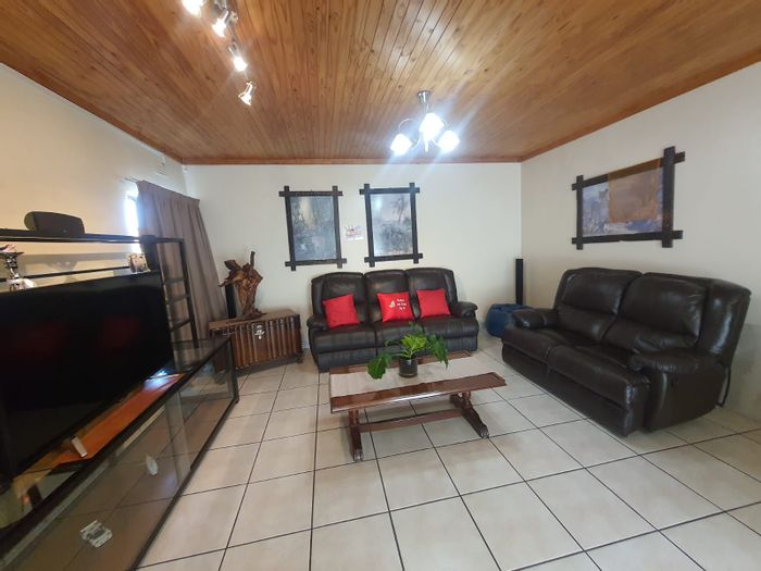 Vanderbijlpark SE 1 House For Sale: Main home, flatlet, spacious yard, excellent security.