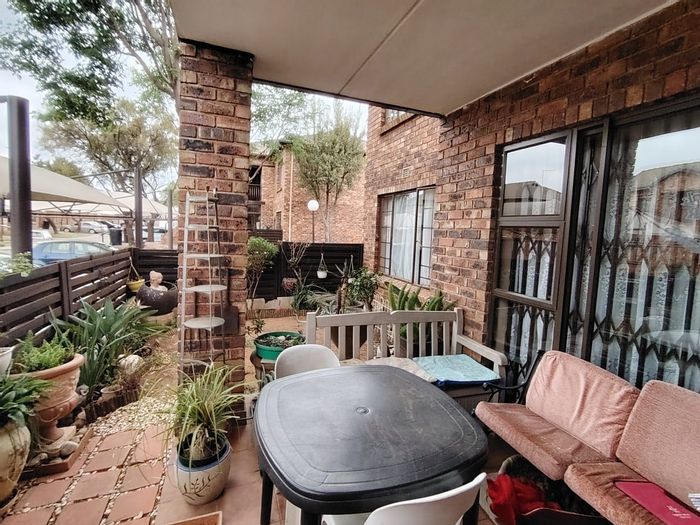 For Sale: 2-Bedroom Apartment in Sonneveld with pool, garage, and pet-friendly amenities.