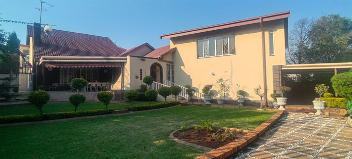For Sale: Spacious 4-Bedroom House in Winchester Hills with Entertainment Areas and Cottage.