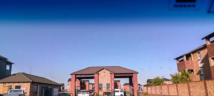 For Sale: 2-Bedroom Apartment in Olifantsvlei with balcony, parking, and security access.