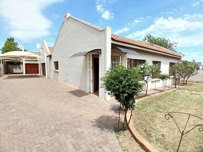 House To Rent in Sasolburg Ext 10: 3 beds, flatlet, pool, double garages.