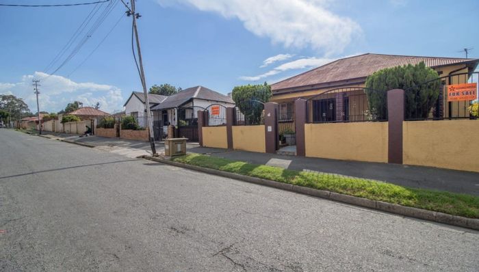 Regents Park House For Sale: 3 beds, dual-living, garages, and separate cottage.
