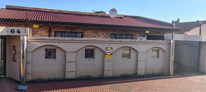 Lenasia Ext 10 House For Sale: 3 Bedrooms, Granny Flat, Spacious Living Areas.