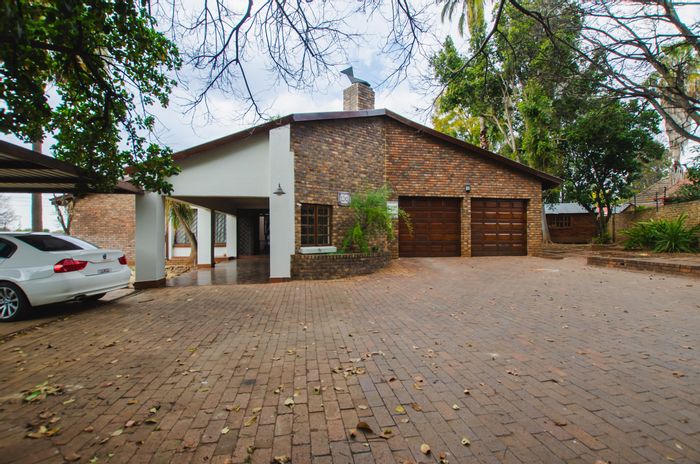 For Sale: Rooihuiskraal House with 5 Bedrooms, Study, Double Garage, and Large Garden.