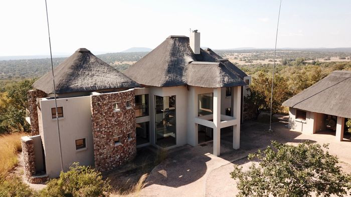 For Sale: House in Zebula Golf Estate with 5 beds, pool, and mountain views.