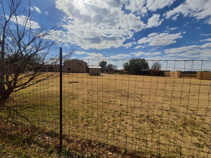 For Sale: Steelview Small Holding with 4 beds, flatlet, garages, and workshop.