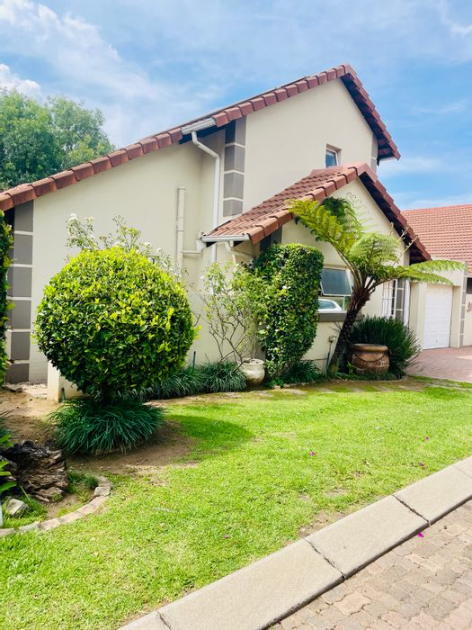 Kengies Townhouse For Sale: Open-plan living, private garden, pool, double garage.