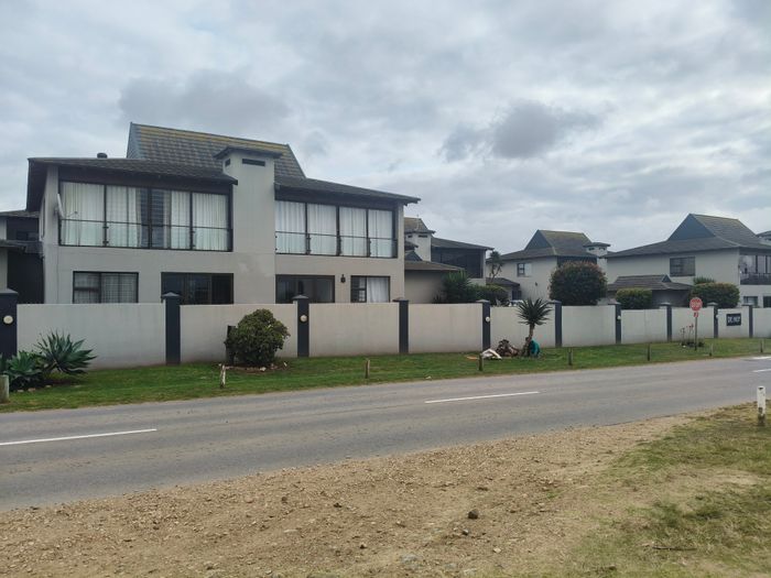 Wavecrest Townhouse For Sale: 3 beds, secure complex, close to beach and amenities.