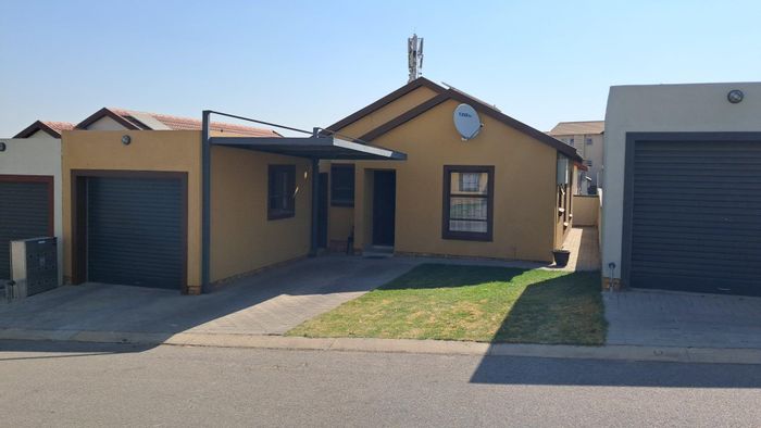 Kosmosdal House For Sale: 3 Bedrooms, 2 Bathrooms, Garage, 24/7 Security, No Loadshedding.