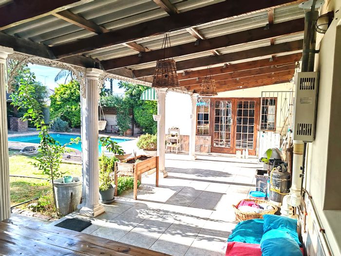 For Sale: House in Bothasrus with pool, cottages, and spacious living areas.