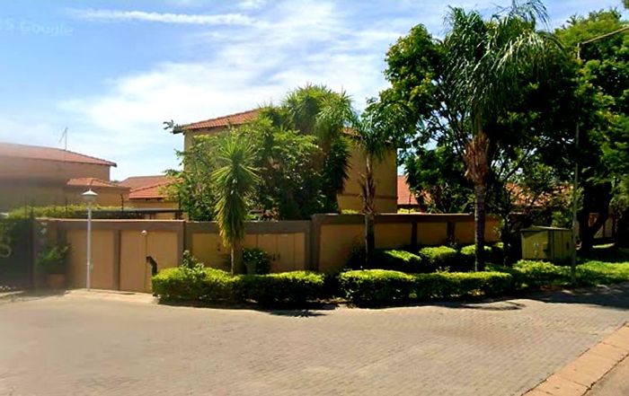 4-Bedroom House in Montana For Sale: Secure estate, pool, and guest parking.