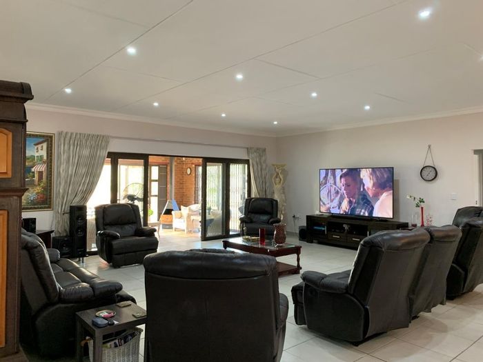 For Sale: House in Kranspoort with golf access, spacious living, and eco-friendly features.