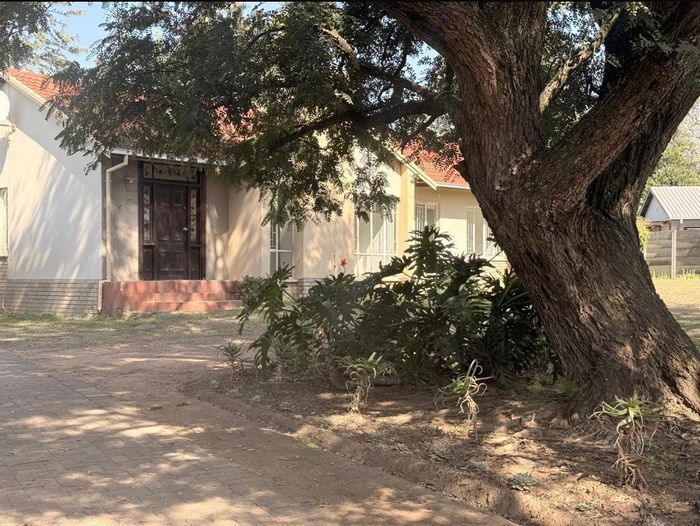 Huttenheights House For Sale: Family-friendly, walk to school, shops, and flatlet!