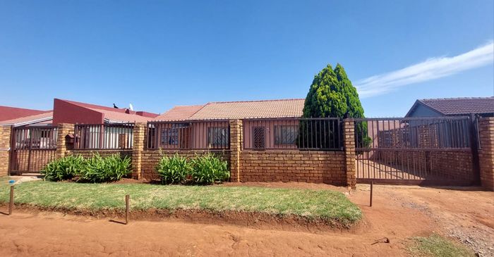 For Sale: House in Leachville Ext 2 with 4 bedrooms, garage, and outside rooms.