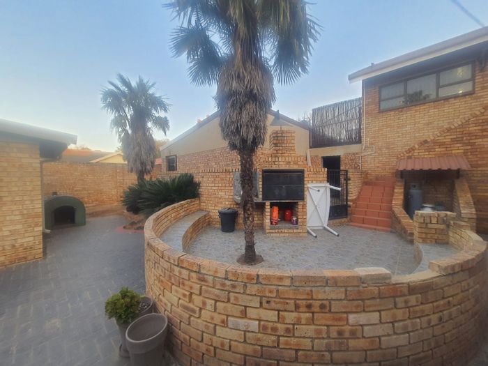 Flora Gardens House For Sale: 3 beds, flatlet, off-grid, security, spacious areas.