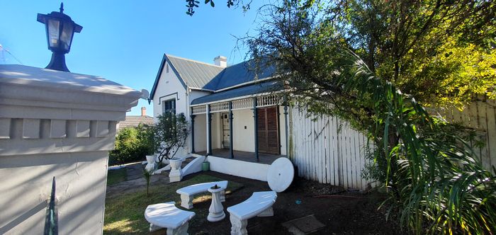 Victorian house for sale in Uitenhage Central, 4-5 bedrooms, spacious yard.