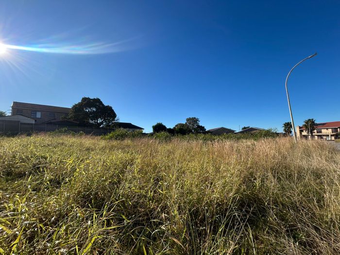 Wavecrest For Sale: 1200 sqm vacant land, walled, near schools and amenities.