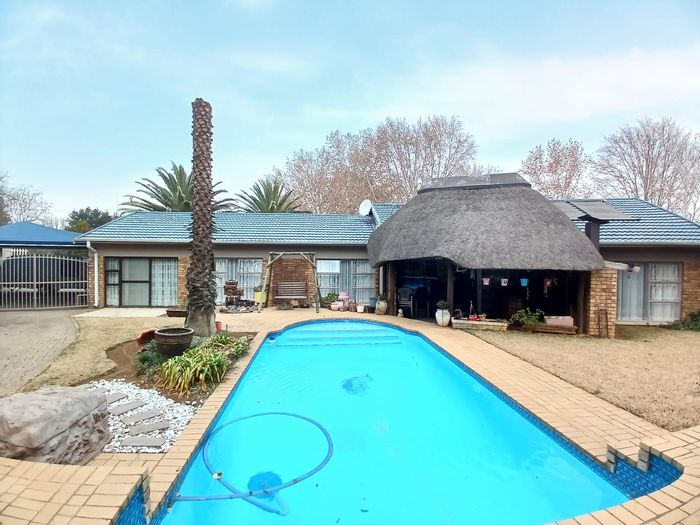 For Sale: Spacious Sasolburg Ext 11 house with pool, lapa, and ample parking.